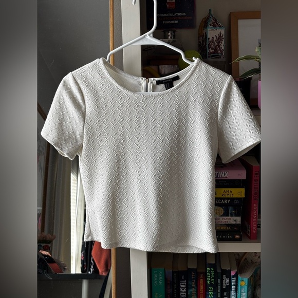 White textured F21 short sleeve crop blouse - Picture 2 of 4